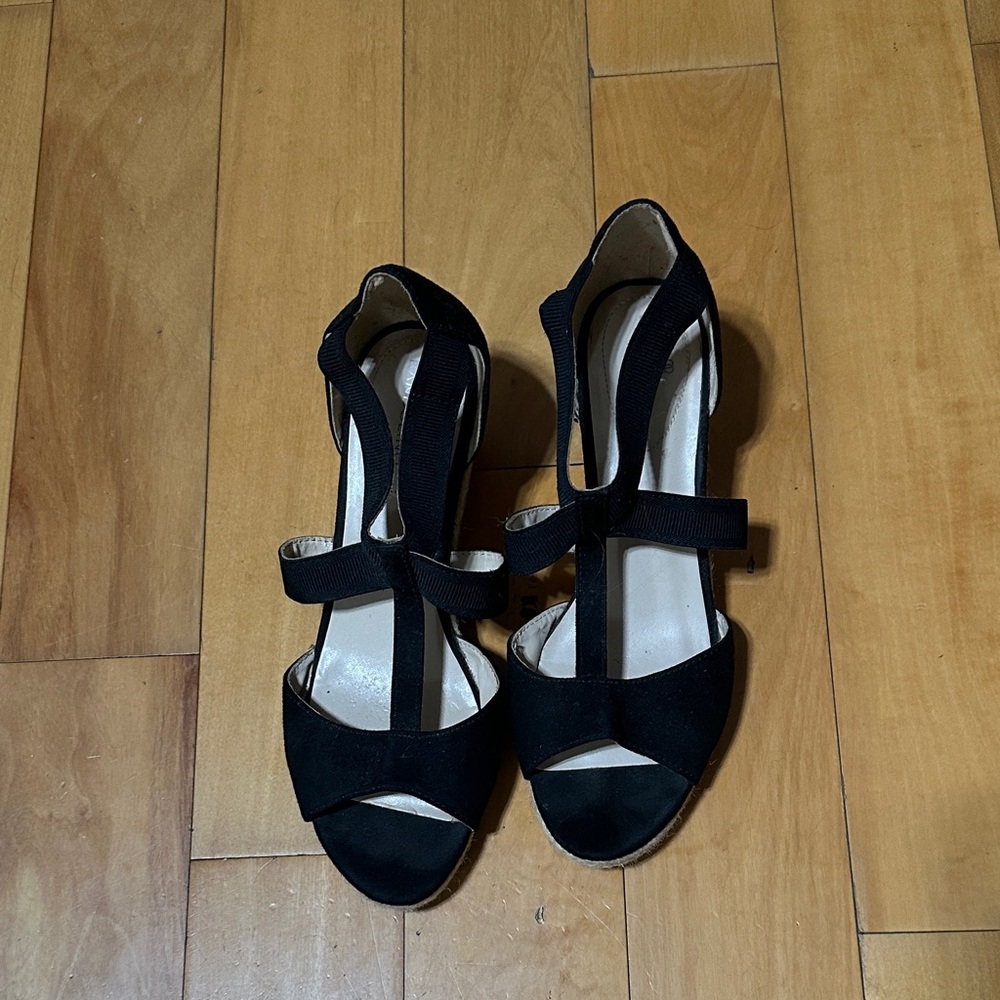 Bandolino Black Strappy Heels. Platform wedge sandals.